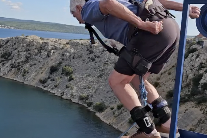Leteći djedica: Amerikanac (82) skočio s Masleničkog mosta i oborio rekord! 'Prava legenda'
