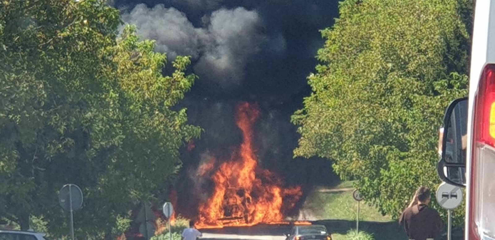 Kombi izgorio na cesti, a velika vatra se proširila na dvije kuće