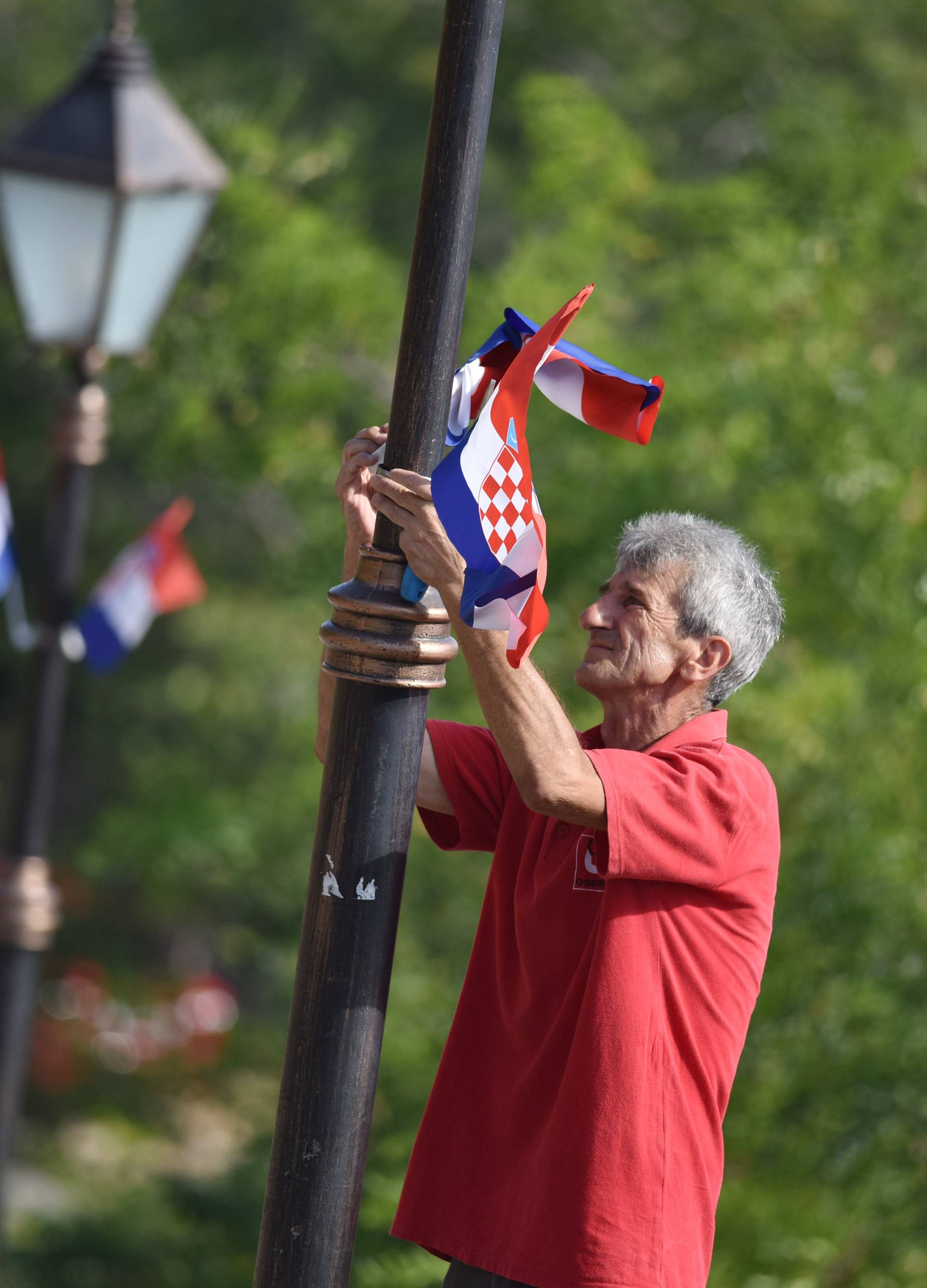 "Kroz godinu ni ne postojimo, sjete nas se samo na Oluju..."