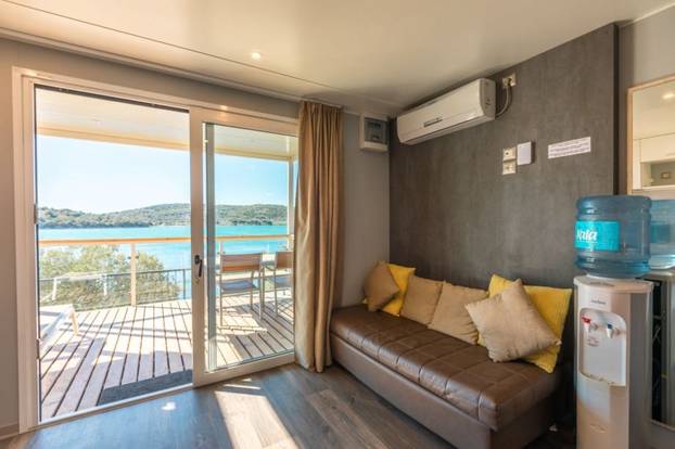 Prodaje se luksuzna mobilna kućica u Tisnom kraj plaže. Ima 22 kvadrata. Cijena? 'Povoljna'