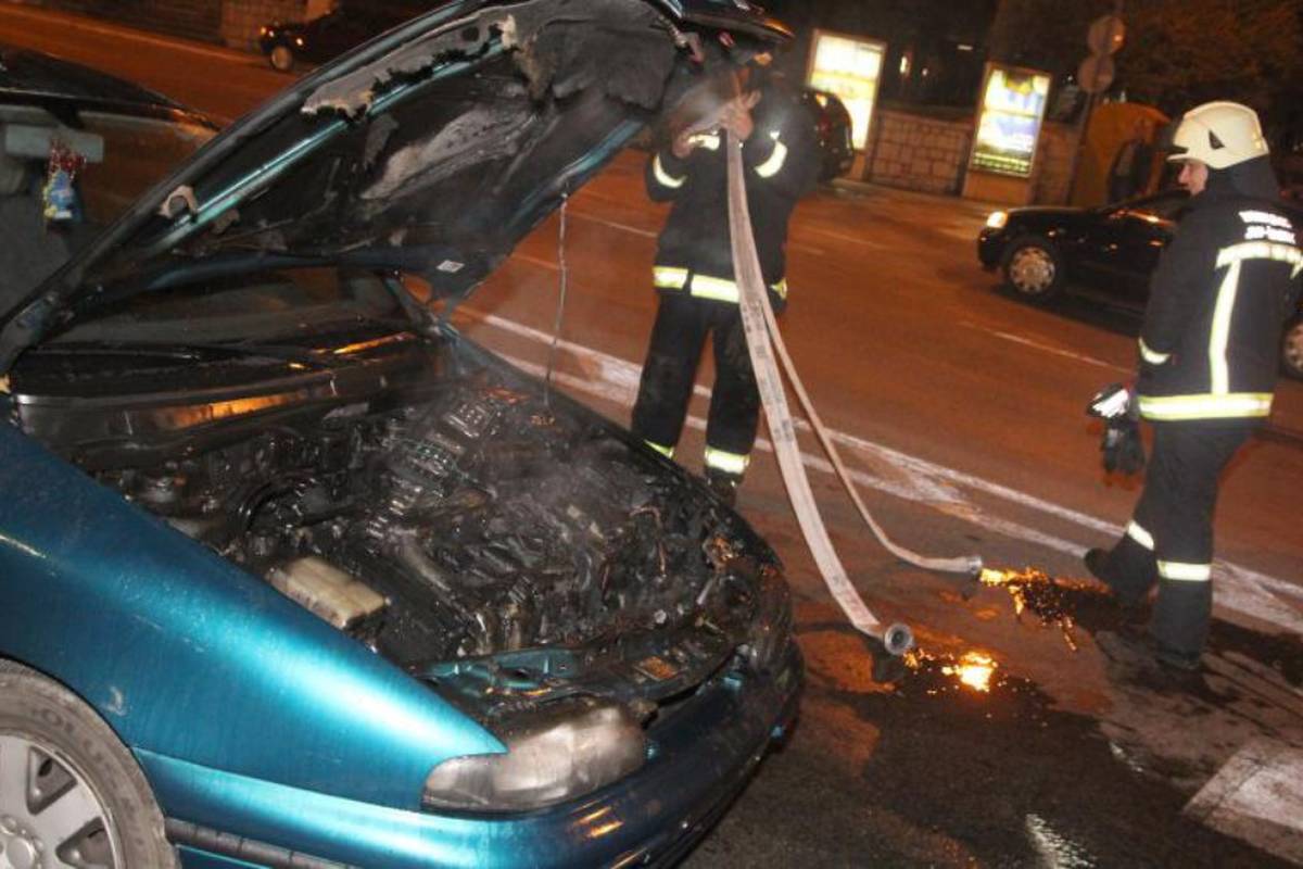 Auto se zapalio tijekom vožnje, vozačica u panici izašla vani
