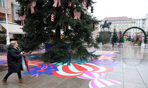 FOTO Nakon Masarykove, sad su ukrasili i Jelačićev trg. Ispod bora osvanuli pokloni i srca...