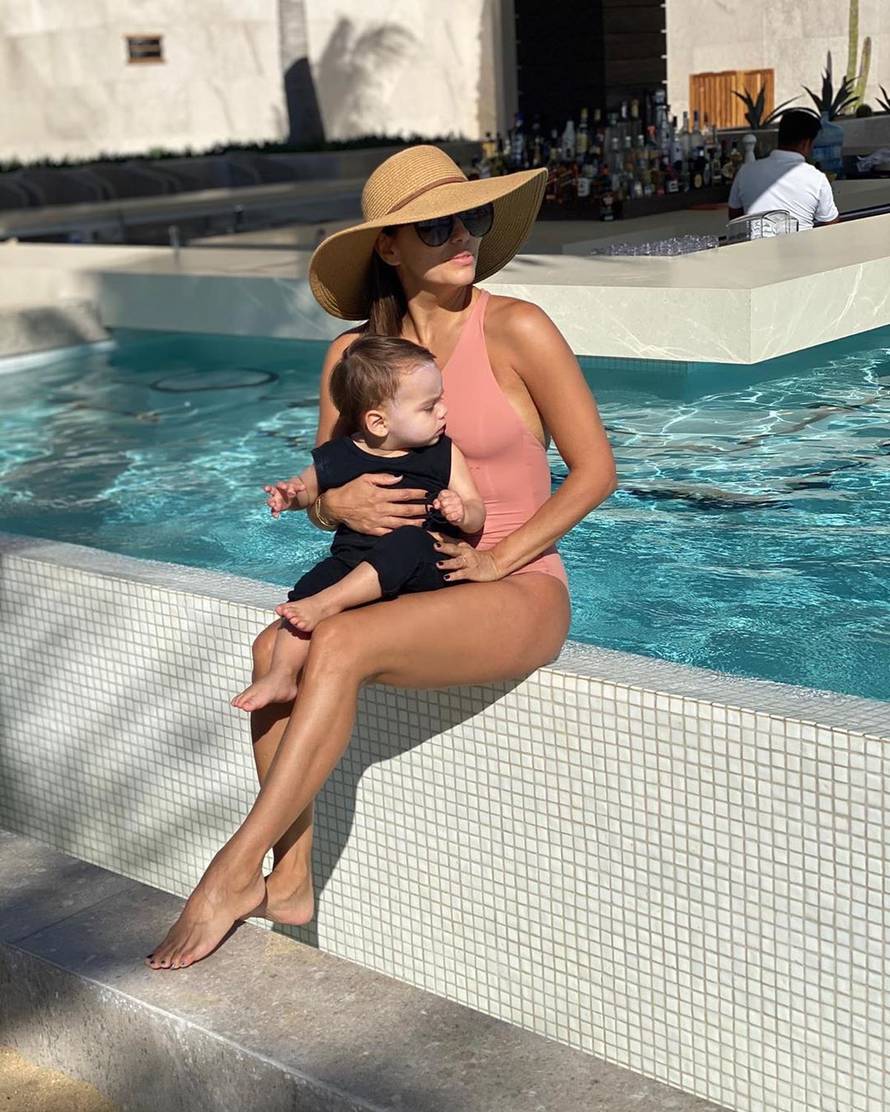 Eva Longoria s obitelji uživa u Meksiku, fanovi joj hvale liniju