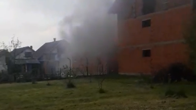 VIDEO Jedan čovjek ozlijeđen u požaru obiteljske kuće u Petrinji