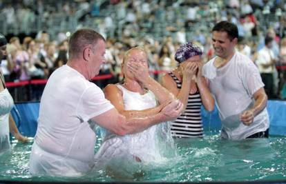 U punoj zagrebačkoj Areni su krstili vjernike iz cijelog svijeta
