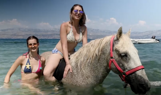 VIDEO Osvje&zcaron;enje na Bra&ccaron;u kakvo jo&scaron; niste vidjeli: Turisti dolaze jahati konje usred mora!
