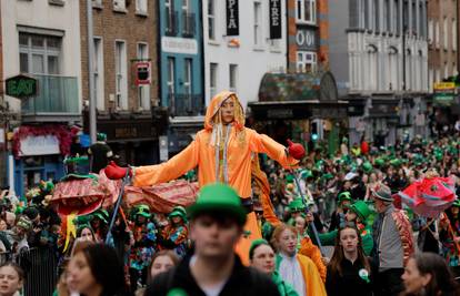 FOTO Tisuće ljudi na ulicama Dublina kako bi vidjeli povorku na Dan svetog Patrika