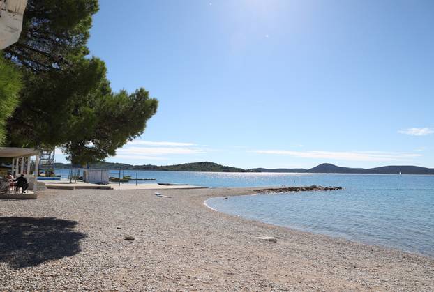 Vodice: Puste i prazne plaže ispred hotela Imperial i Hotel Olympia Sky