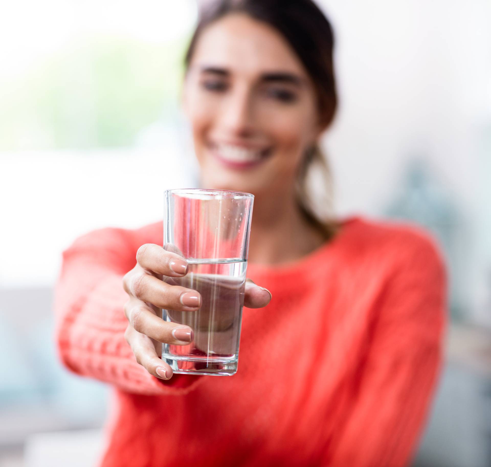 Voda sobne temperature naspram hladne vode: Je li doista važno koju ćete popiti?