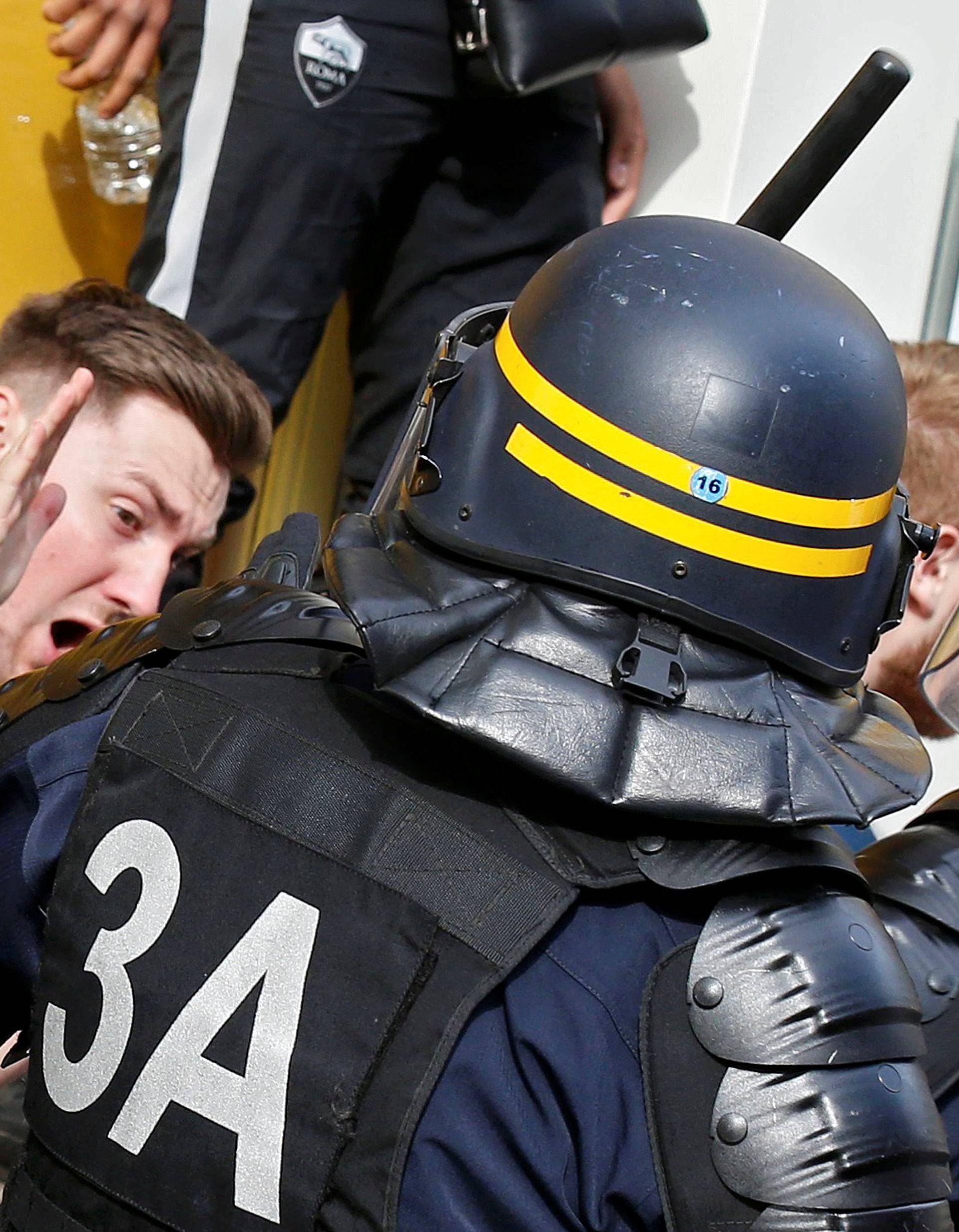 Fans clash in Lille - Euro 2016