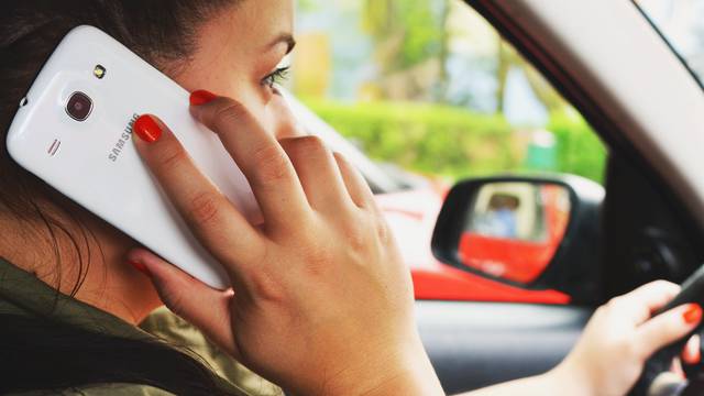 Francuzi zabranili korištenje telefona, čak i kad auto stoji