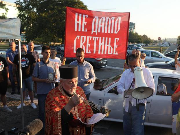 An auto-litany started from Belgrade towards the border with Montenegro.Iz Beograda krenula auto-litija ka granici sa Crnom Gorom.