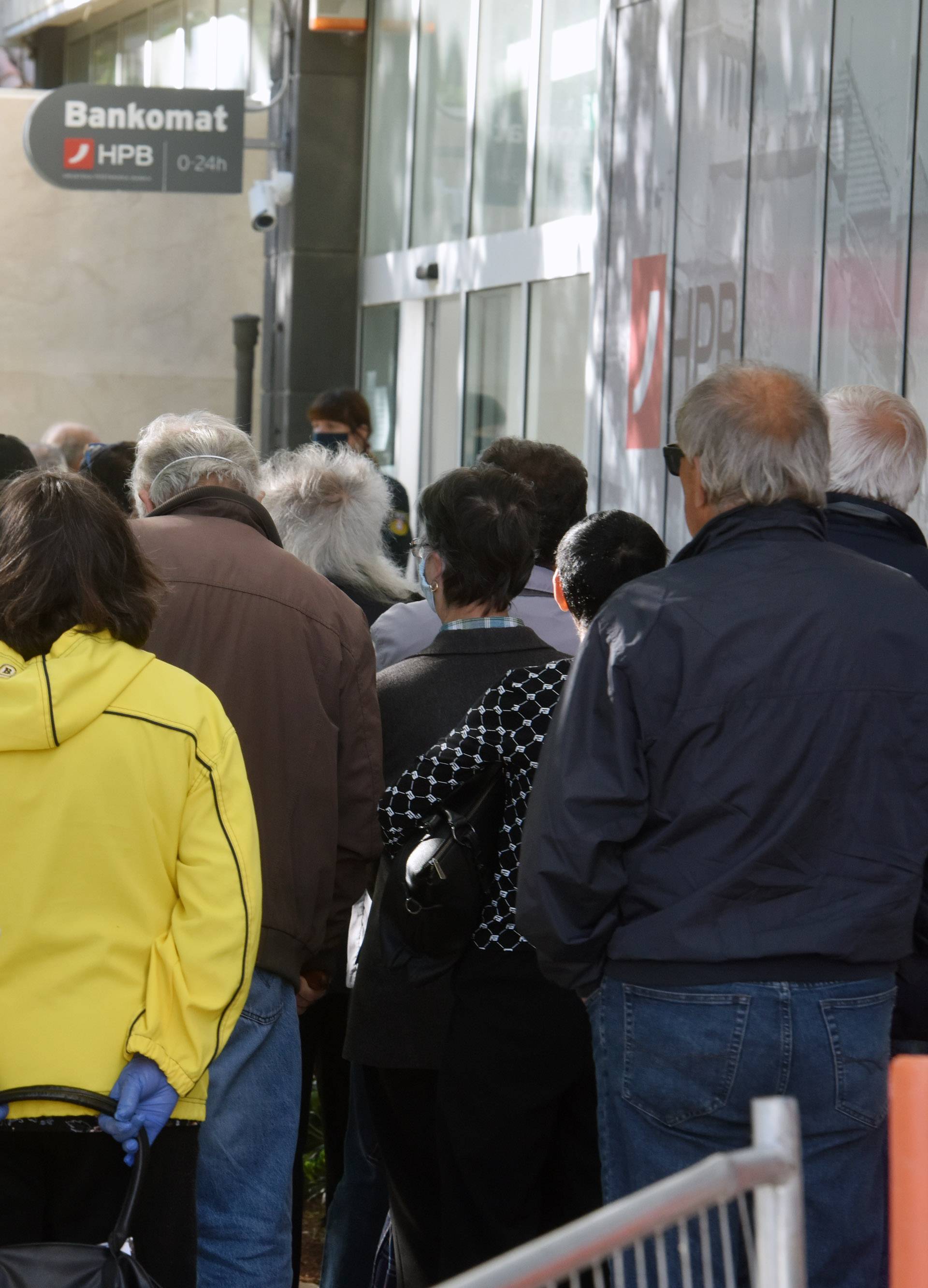 Šibenik: Velike gužve ispred banke zbog isplate mirovina