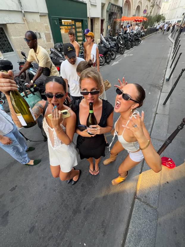 FOTO Sve nosi bez grudnjaka! Australka Eliza je cijela prirodna, kaže da voli slobodu