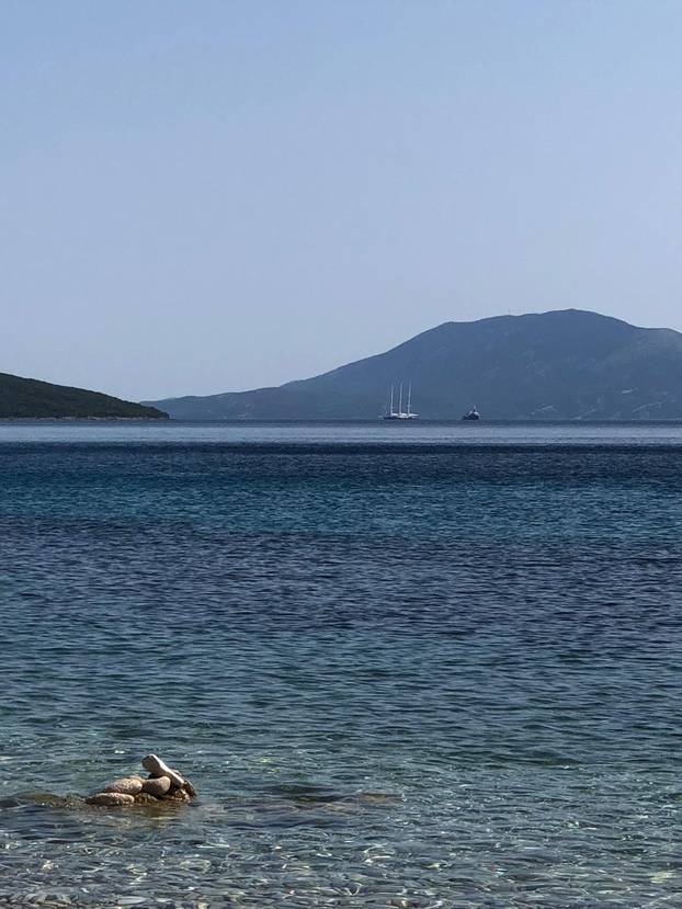 FOTO Bezos i Lauren sitno broje do svadbe, ali i dalje uživaju u Hrvatskoj: Usidrili se na Cresu