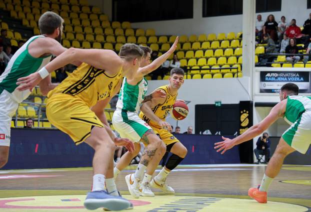 Split: Košarkaši igrali "našminkani" u znak podrške Međunarodnom danu borbe protiv nasilja nad ženama