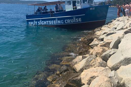 VIDEO U Splitu se nasukao brod s turistima: 'Odgurali smo ga, kapetan je obećao gajbu piva'