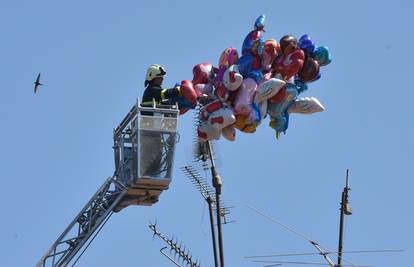Vatrogasci 'spasili' balone koji su odletjeli prodavačici u Puli