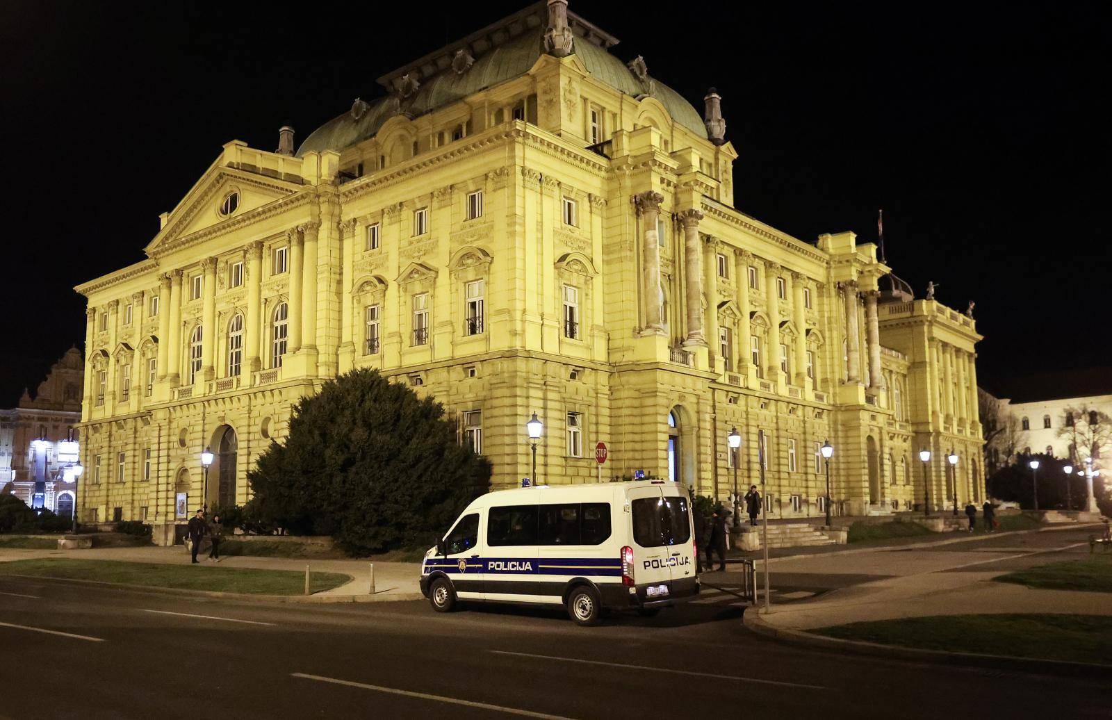 Zagreb: Policija i prometni redari dežuraju oko HNK i ne dopuštaju okupljanje mladima