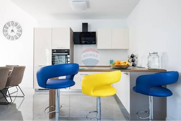 FOTO Pogledajte kuću koju su izgradili usred polja u Grbama: Stoji samo pola milijuna eura...