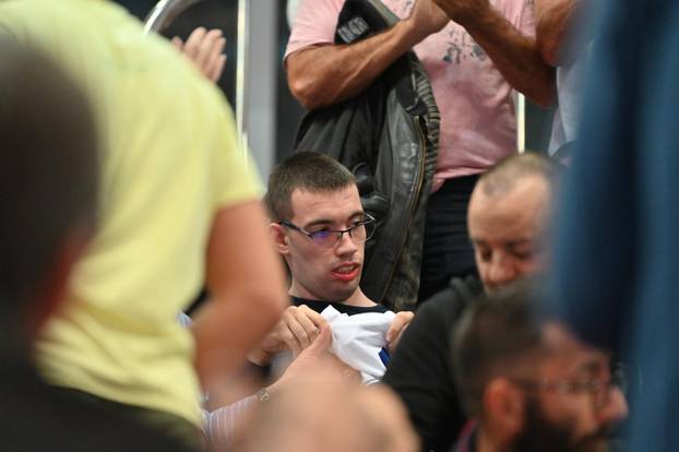 Makarska: Predsjednik Hajduka Ivan Bilić darovao dres gledatelju na utakmici između Novog Vremena i Prištine