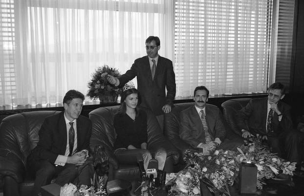 Zagreb: Povratak Anice Kovač s izbora za Miss svijeta gdje je okrunjena prvom pratiljom, 20.11.1995.