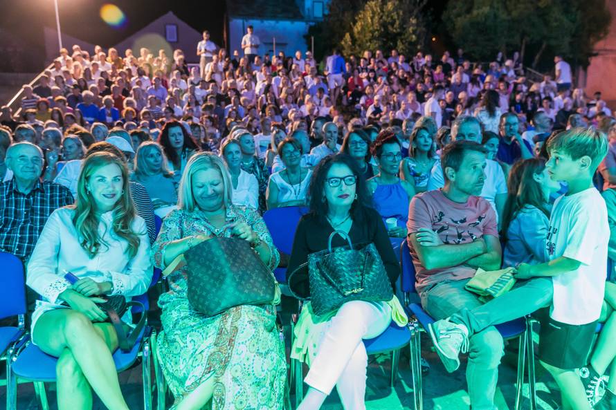 Vela Luka: Koncert “Dvi Tri Riči” u kojem nastupaju glumci uz bend Ante Gela