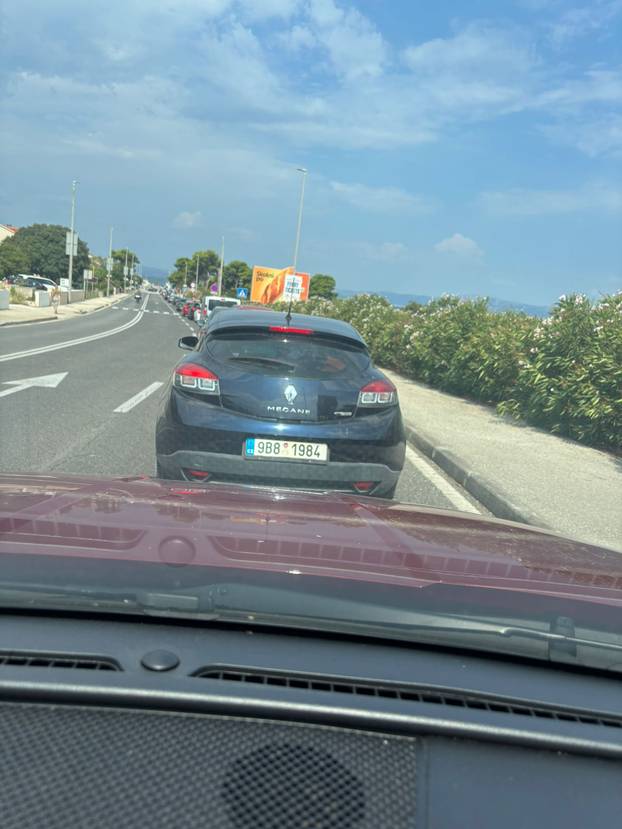 FOTO Ogromna gužva u luci na Braču: 'Pa čekamo satima...'