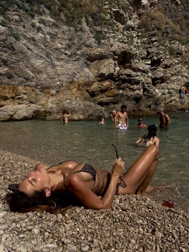 FOTO Ma, kakva srednja dob? Pišek u minijaturnom kupaćem pokazala savršenu figuru