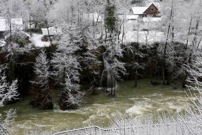 Novi snježni pokrivač zabijelio Rastoke