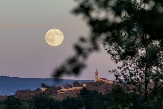 Pun mjesec iznad Motovuna