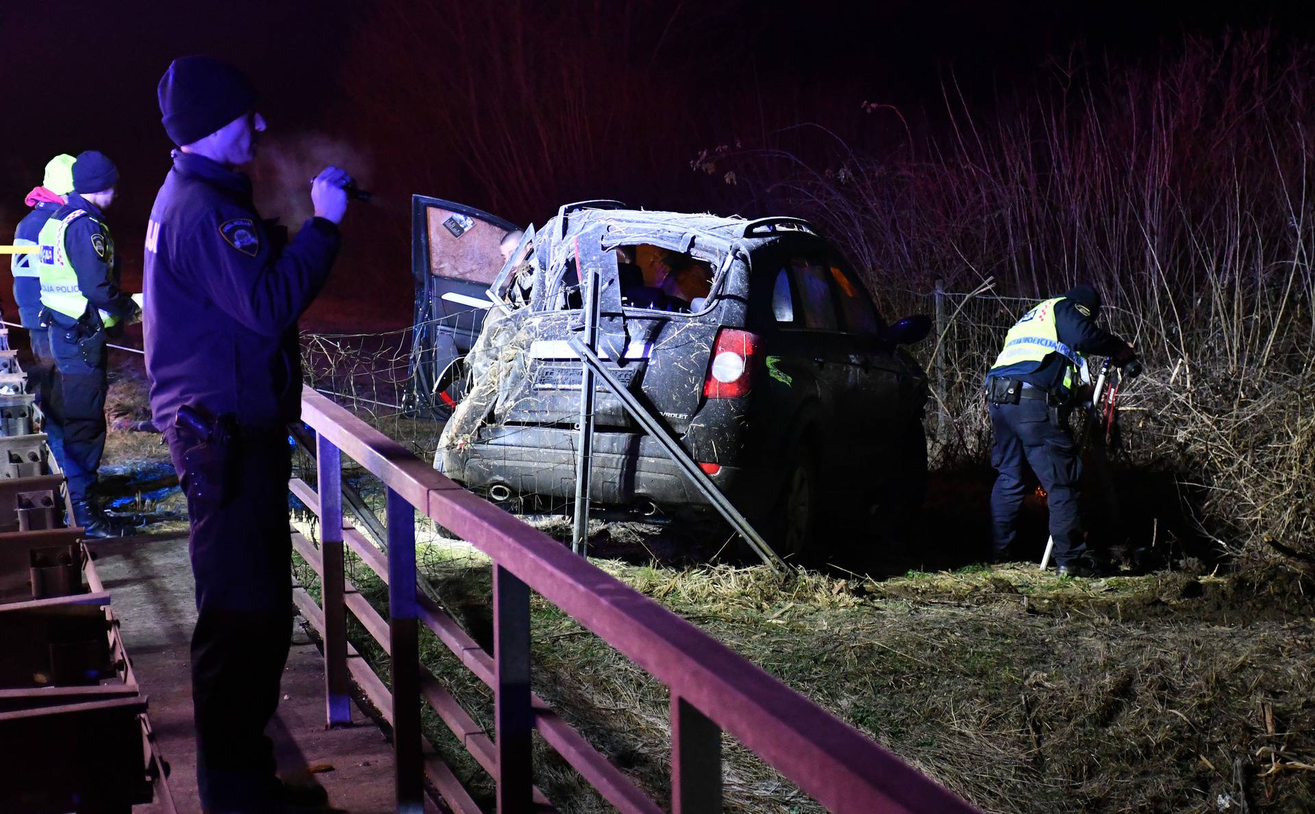 VIDEO Detalji užasa na A3: Sletio u kanal i poginuo, žena ispala iz auta. Nisu bili vezani