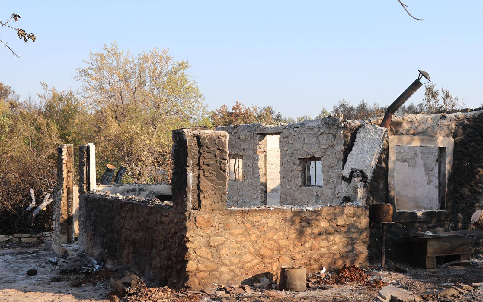 Raslina: Dva montažna objekta stigla za smještaj obitelji kojima su izgorjele kuće