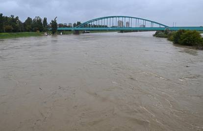 Izlila se Sava u Zagrebu, kiša će padati danima. Hrvatske vode: 'Zasad nema straha od poplava'