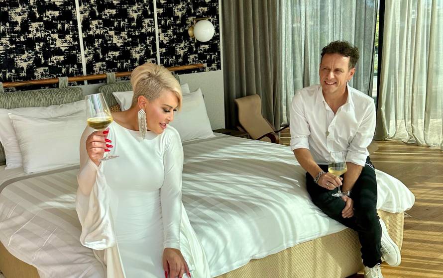 Prije koncerta u Puli za doček Nove 2024., Indira Levak i Vojko V uživali zajedno u restoranu