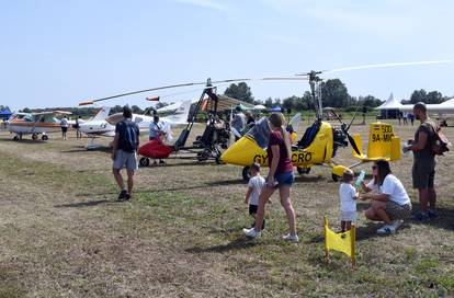 FOTO Aeromiting Marijan Celjak oduševio je posjetitelje u Sisku