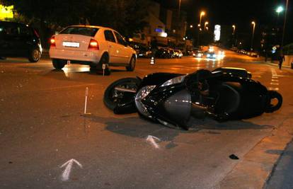 Motociklist u Splitu prošao na crveno i naletio na Opel