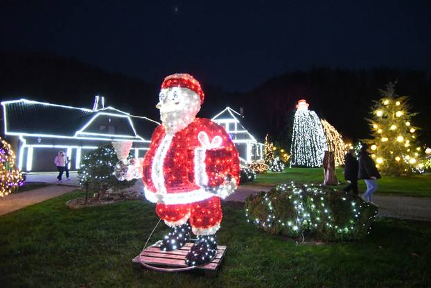 Magično Božićno blagdansko imanje obitelji Salaj zabljesnulo je u punom sajaju