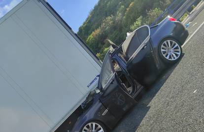 Nesreća na A1 kod Splita: Auto se zabio u kamion, vozača su odveli u bolnicu. Očevid u tijeku