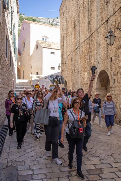 FOTO U Dubrovniku je i dalje ljeto: Turisti preplavili grad, uživaju na plažama i sunčaju se