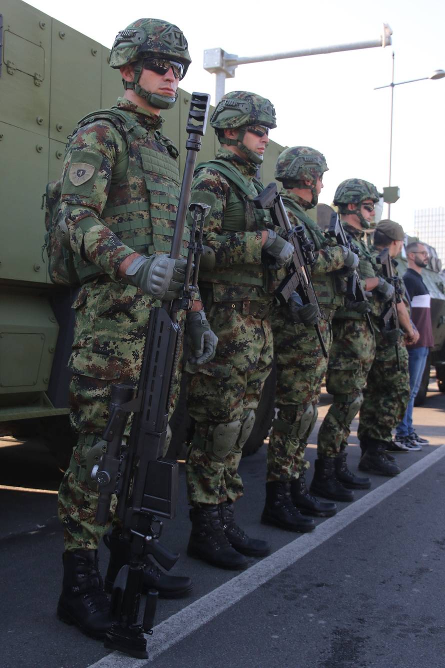 Beograd: Aleksandar Vučić obišao prikaz sredstava naoružanja i vojne opreme