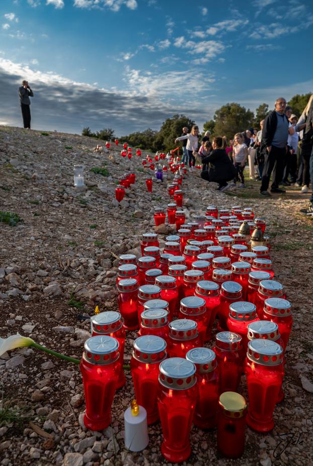 Tuga na Lastovu: Više od 200 lampiona zasvijetlilo u spomen na tragično preminulog Frana