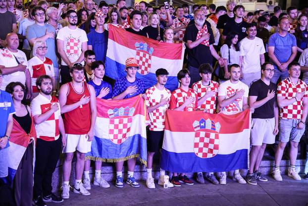 Zagreb: Navijači prate utakmicu na Trgu bana Jelačića