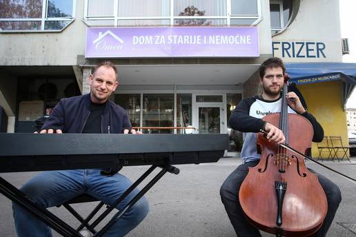 Braća sviraju pred staračkim domom: 'Želimo učiniti ljude sretnima, to je važna stvar'