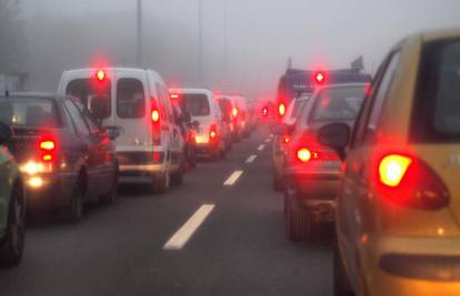 Vozači oprez! Magla otežava promet u središnjoj Hrvatskoj