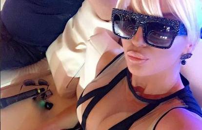 Pred punom dvoranom: Jelena Karleuša publici pokazala guzu