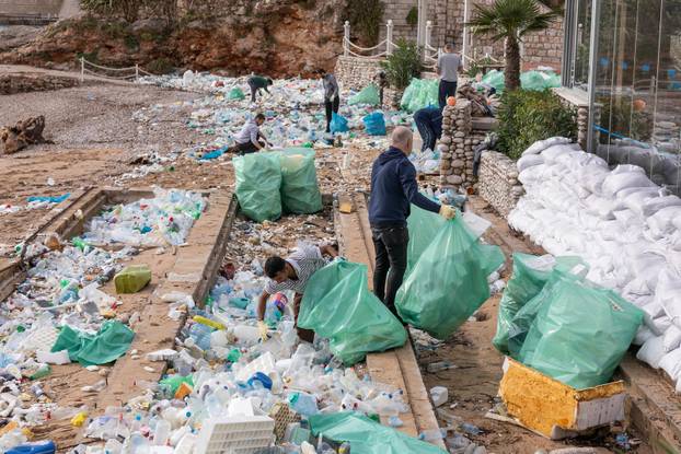 Dubrovnik: Čišćenje gradske plaže Banje od smeća i plastike nanesenih jugom