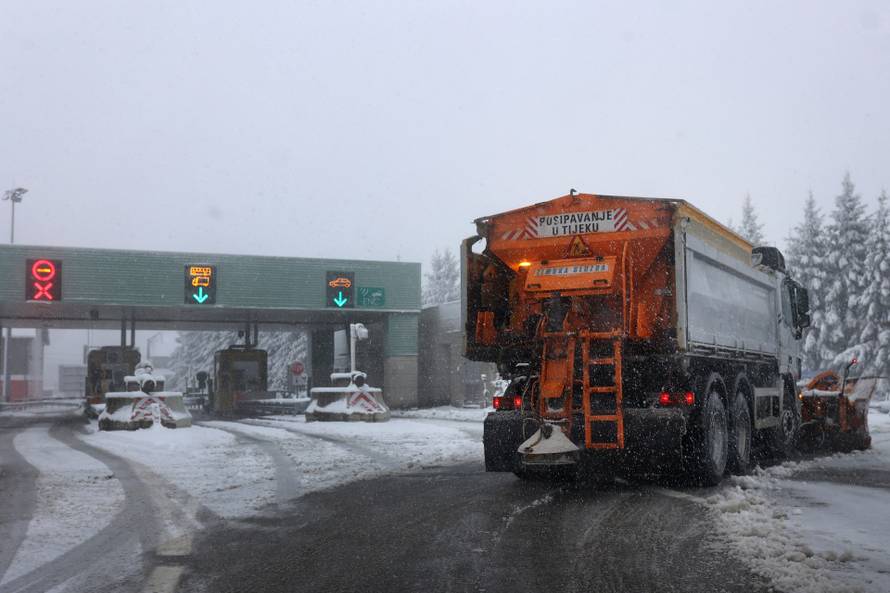 Zbog snijega otežan promet u Gorskom kotaru