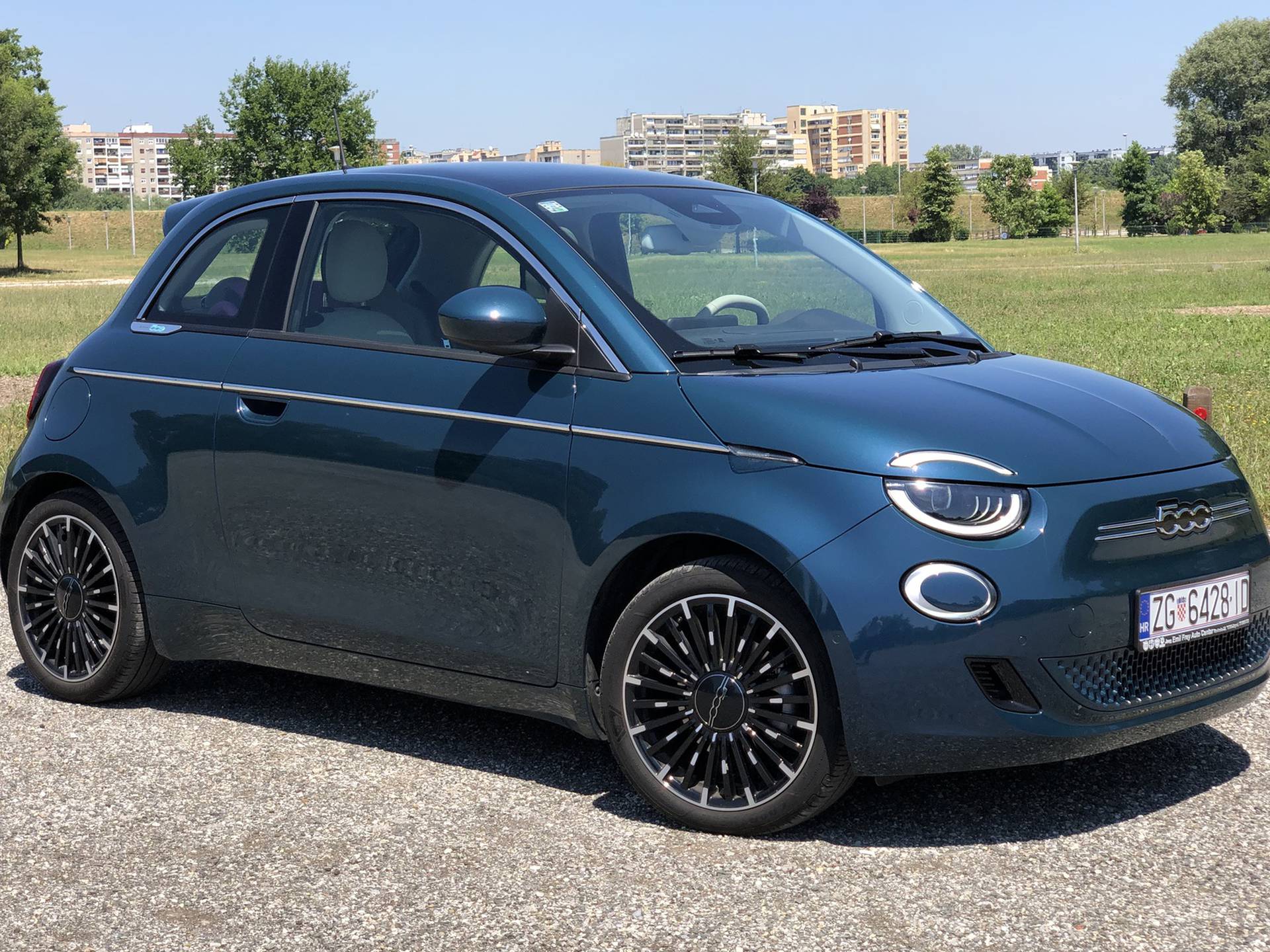 Testirali smo: Električni Fiat 500 je šarmantan, zabavan i dobar