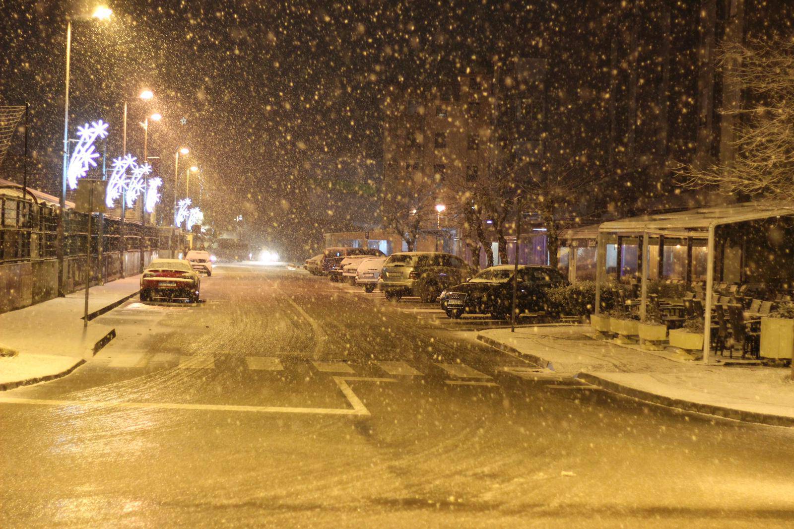 Snijeg zabijelio Dalmaciju: Ima ga u Sinju, Pločama, Solinu...